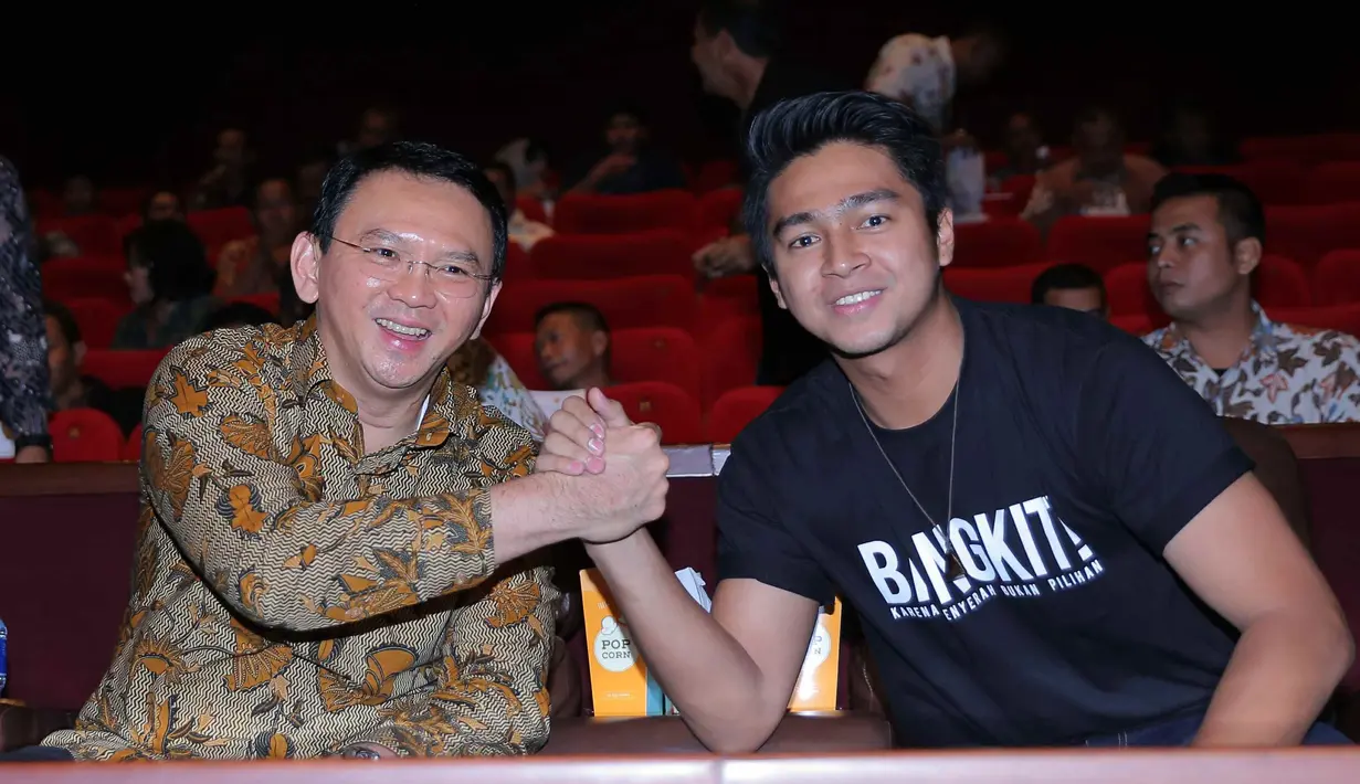 Jumat, (12/8) Ahok menyempatkan untuk menonton film garapan sutradara Rako Prijanto. Baginya, film Bangkit! merupakan gambaran nyata tentang dedikasi tim penanggulangan bencana dan pemadam kebakaran. (Andy Masela/Bintang.com)