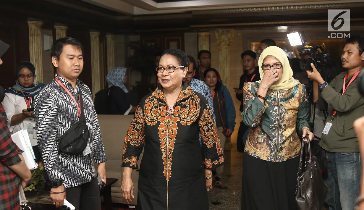 Menteri Pemberdayaan Perempuan dan Perlindungan Anak (PPPA) Yohana Yembise tiba di Gedung MK, Jakarta, Rabu (26/12). Menteri Yohana mengapresiasi putusan MK atas Judicial Review batas minimal usia perkawinan untuk prempuan. (Liputan6.com/Herman Zakharia)