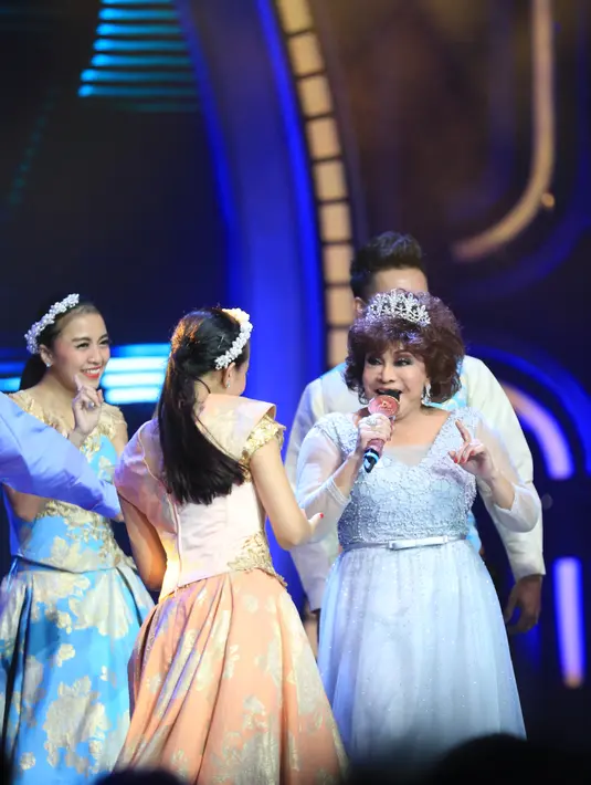 Malam itu, pemeran dalam sinetron Emak Ijah Pengen Ke Mekah itu tampil bak cinderella. Meski usianya sudah tidak muda lagi, pemeran kelahiran Cirebon 61 tahun silam itu tampil lincah di atas panggung. (Adrian Putra/Bintang.com)