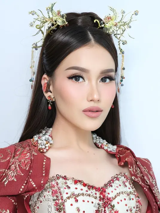 Wajahnya dipulas makeup flawless. Serta rambutnya ditata half updo yang merupakan gaya rambut tradisional China. [Foto: IG/ayutingting92]