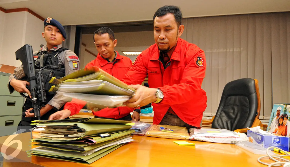Dirtipikor Bareskrim Polri saat menggeledah kantor PT.Polytama propindo di Jakarta, Kamis (18/6/2015). Penyidik menggeledah kantor pendiri TPPI Honggo Wendratmo terkait korupsi penjualan kondensat dari SKK Migas kepada PT TPPI. (Liputan6.com/Yoppy Renato)