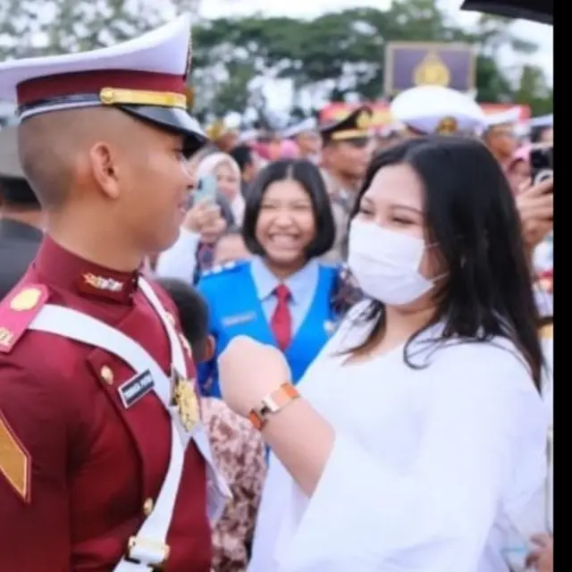 Putra Fery Sambo Hadiri Wisuda Akpol 2023 Magelang, Mantan Menteri Kelautan dan Perikanan Ikut Mendampingi.  foto: TikTok @boxx.sambo
