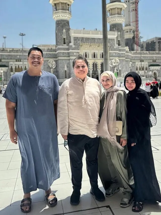 Gaya Niena Kirana Istri Menteri Olahraga Dito Ariotedjo saat Umrah. [@yanti.airlangga]