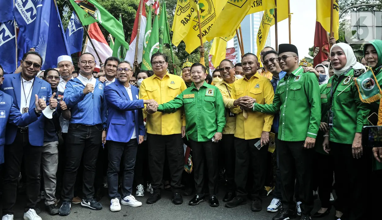 Ketua Umum Partai Golkar Airlangga Hartarto, Ketua Umum Partai Amanat Nasional (PAN) Zulkifli Hasan dan Ketua Umum PPP Suharso Monoarfa yang tergabung dalam Koalisi Indonesia Bersatu (KIB) saat jalan bersama menuju Gedung KPU RI, Jakarta Pusat, Rabu (10/8/2022). Kedatangan ketiga petinggi KIB tersebut diiringi dengan berbagai atraksi tarian tradisional untuk mendaftarkan partai masing-masing sebagai peserta Pemilu 2024. (merdeka.com/Iqbal S Nugroho)