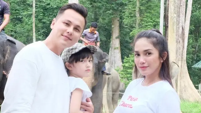[Bintang] Ussy Sulistiawaty dan Andhika Pratama