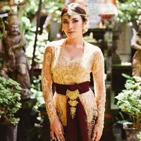 Walaupun bukan di momen Nyepi, Mahalini juga beberapa kali sempat mengunggah fotonya mengenakan kebaya Bali. Di sini, dalam balutan kebaya bernuansa emas dengan selendang merah, dan kain sebagai bawahan, Mahalini terlihat sangat cantik, disempurnakan dengan beberapa aksesori emas. Foto: Instagram.