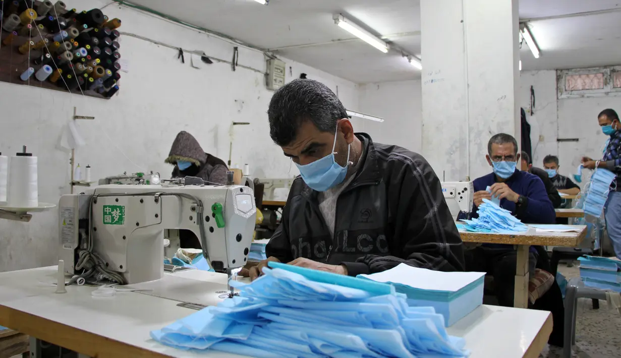 Sejumlah pekerja Palestina membuat masker di sebuah pabrik di Gaza City (13/4/2020). Palestina pada Senin (13/4) mengatakan jumlah kasus terkonfirmasi COVID-19 meningkat menjadi 308, termasuk 36 kasus di Yerusalem Timur. (Xinhua/Rizek Abdeljawad)