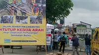 Kementerian PUPR melalui Ditjen Bina Marga Balai Besar Pelaksanaan Jalan Nasional DKI-Jawa Barat memulai membangun jembatan darurat atau bailey untuk memulihkan jalan penghubung Bogor-Sukabumi.(Liputan6.com/Achmad Sudarno)