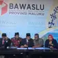 Para komisioner Bawaslu Maluku ketika memberikan keterangn pers terkait dengan penemuan belasan ribu data ganda di DPT Pemilu 2019. (Liputan6.com/Abdul Karim)