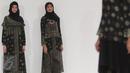 Model mengenakan busana karya desainer Itang Yunasz di Pasar Blok B Tanah Abang, Jakarta, Kamis (9/3). Dengan label Kamilaa, Itang menggunakan kain motif batik untuk gamis, kaftan, dan blus-blus panjang. (Liputan6.com/Immanuel Antonius)