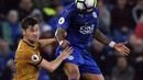 Pemain Leicester, Danny Simpson (kanan) membuang bola dari kejaran pemain Tottenham, Ben Davies pada lanjutan Premier League di King Power Stadium, Leicester, (18/5/2017). Tottenham menang 6-1.  (AP/Rui Vieira)