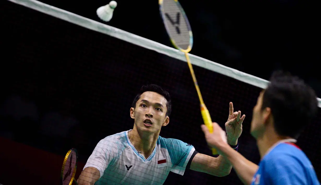 Pebulu tangkis Jepang Kenta Nishimoto (kanan) mengembalikan kok kepada Jonatan Christie (Indonesia) dalam pertandingan perempat final tunggal putra di turnamen bulu tangkis Korea Open 2025 di Suwon, Korea Selatan pada 26 September 2025. (ANTHONY WALLACE/AFP)