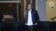 Ketum PAN Zulkifli Hasan berjalan akan menjalankan Salat Jumat di sela-sela pemeriksaan oleh penyidik di Gedung KPK, Jakarta, Jumat (14/2/2020). Zulkifli diperiksa sebagai saksi untuk tersangka korporasi PT Palma Satu terkait kasus alih fungsi hutan Riau pada tahun 2014. (merdeka.com/Dwi Narwoko)