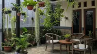 7 Model Teras Rumah Kecil dengan Kanopi Kayu dan Taman Gantung yang Estetik