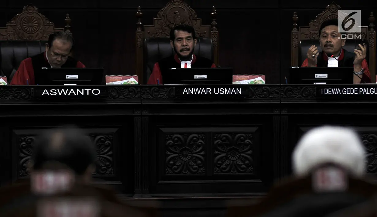 Majelis Hakim menanggapi kesaksian dua saksi ahli saat sidang Pengujian UU No. 19 Tahun 2003 tentang BUMN di MK, Jakarta, Rabu (18/4). Sidang menghadirkan dua saksi ahli yakni Prof. DR. Koerniatmanto dan Ir. Bernaulus Saragih. (Merdeka.com/Iqbal Nugroho)