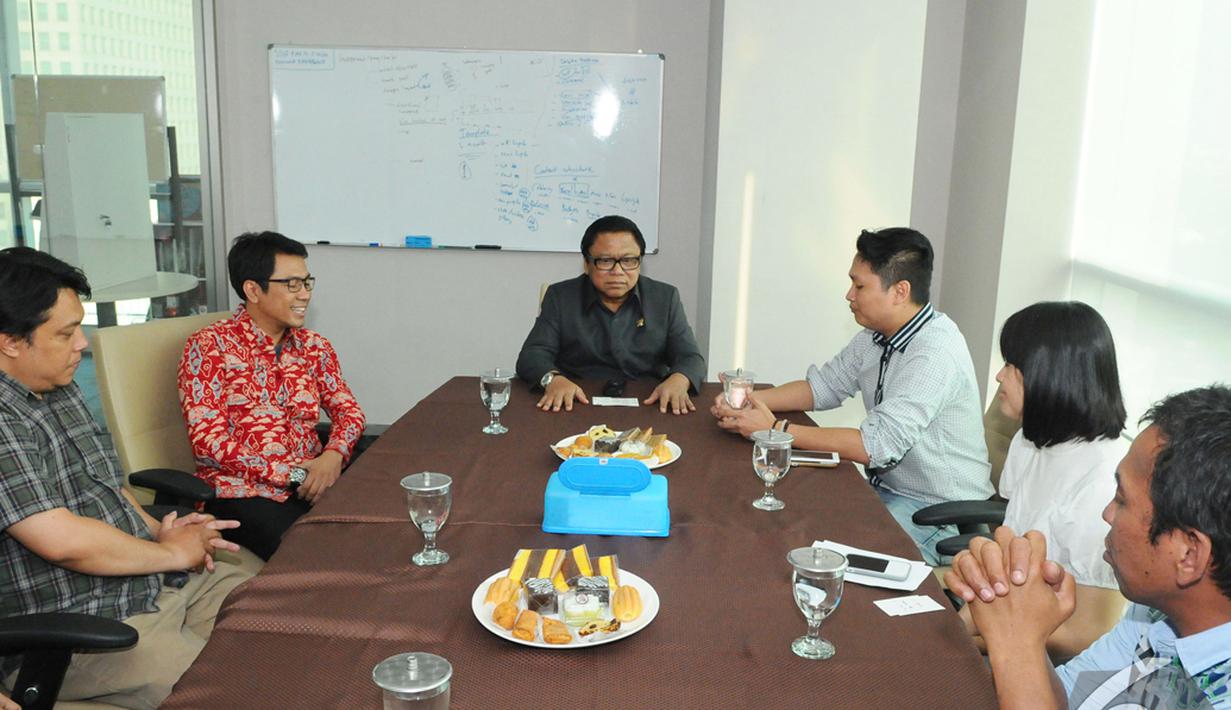 Wakil Ketua MPR RI Oesman Sapta Odang berdiskusi dengan redaksi Liputan6.com di kantor Liputan6.com, Jakarta, Senin (15/12/2014). (Liputan6.com/Andrian M Tunay)