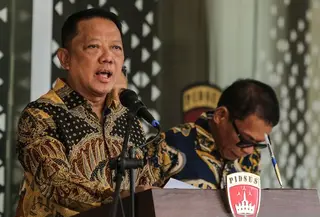 Jaksa Agung Muda Tindak Pidana Khusus (Jampidsus) Kejaksaan Agung Febrie Adriansyah (kiri) menyampaikan konferensi pers di Kejaksaan Agung, Jakarta, Jumat (10/7/2026) (ANTARA)