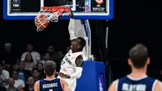 Timnas bola basket Jerman tampil sebagai kampiun pada gelaran Piala Dunia FIBA 2023 yang menjadi edisi ke-19 setelah mengalahkan Serbia dengan skor 83-77. Gelar yang diraih Dennis Schroder dan kolega menjadi yang pertama sepanjang sejarah Piala Dunia FIBA yang telah digelar sejak edisi pertama pada 1950. Bermaterikan kombinasi para pemain tua dan muda, Jerman tampil sempurna dengan tak terkalahkan hingga merebut trofi juara. Dari materi pemain yang dimiliki, tercatat ada 5 pemain tertua dalam skuad Jerman. Siapa saja? Simak uraiannya berikut ini. (AFP/Sherwin Vardeleon)