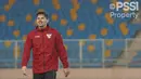 Pemain Timnas Indonesia, Sandy Walsh saat melakukan latihan di bawah guyuran hujan menjelang laga Kualifikasi Piala Dunia 2026 melawan China yang berlangsung di Stadion Qingdao Tiantai, China pada Minggu (13/10/2024) malam waktu setempat. (Dok. PSSI)