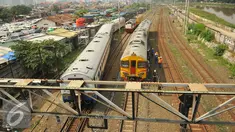 Kereta Api Senja Utama Solo anjlok di Stasiun Tanah Abang, Jakarta, Kamis (10/3). 3 gerbong kereta Senja Utama Solo yang tergelincir diantara Stasiun Karet dan Tanah Abang sudah diangkat dan berada di rel. (Liputan6.com/Gempur M Surya)