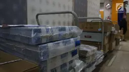 Petugas melakukan pengepakan lembaran uang rupiah di Bank Mandiri, Jakarta, Kamis (21/12). Bank Indonesia (BI) mempersiapkan Rp 193,9 triliun untuk memenuhi permintaan uang masyarakat jelang periode Natal dan Tahun Baru. (Liputan6.com/Angga Yuniar)