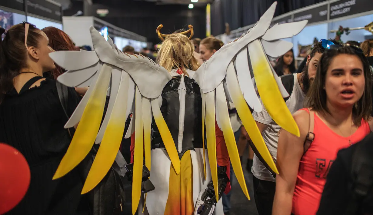Seorang cosplayer mengenakan kostum unik berjalan melalui kerumunan orang dalam acara Comic Con Africa di Johannesburg, Sabtu (21/9/2019). Comic Con Africa yang diselenggarakan untuk tahun kedua di benua itu  akan berlangsung selama empat hari dari 21 hingga 24 September. (Michele Spatari/AFP)