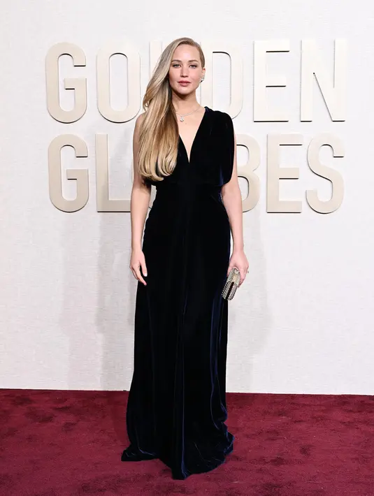 Jennifer Lawrence terlihat anggun kenakan gaun panjang biru velvet. Gaun ini merupakan koleksi Dior Haute Couture yang bikin penampilan anggun Jennifer Lawrence terlihat effortless [dok. Dior]