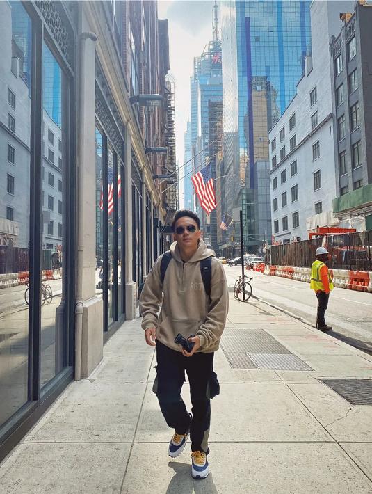 Mengawali September 2022, Calvin Jeremy mengunggah foto saat berada di jalanan yang membelah New York City. Sang istri tak tampak karena rangkap jabatan sebagai fotografer. “Jalan-jalan di New York, difotoin ichiku alias istriku Novia Santoso,” beri tahunya. Foto ini disambut para selebritas salah satunya Rezky Aditya yang merespons, “Gaya banget!” (Foto: Dok. Instagram @calvinjeremy)