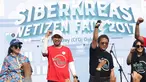 Menkominfo Rudiantara saat mendeklarasikan siber kreasi melawan hoax saat CFD di Jakarta, Minggu (5/11). Siber kreasi dibentuk dari berbagai komunitas dan elemen masyarakat. (Liputan6.com/Angga Yuniar)