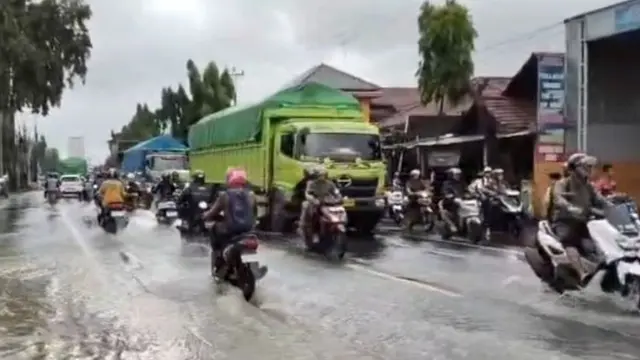Situasi Jalan Pantura Kudus-Pati mengalami kepadatan karena adanya genangan banjir, Selasa (13/1/2026).