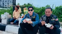 Potret Kesederhanaan Vino G. Bastian Jajan Cuanki (credit: https://www.instagram.com/vinogbastian__/)