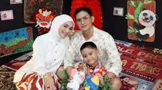 Potret Citra Kirana dan Rezky Adhitya Kompak Temani Athar Tampil di Acara Sekolah