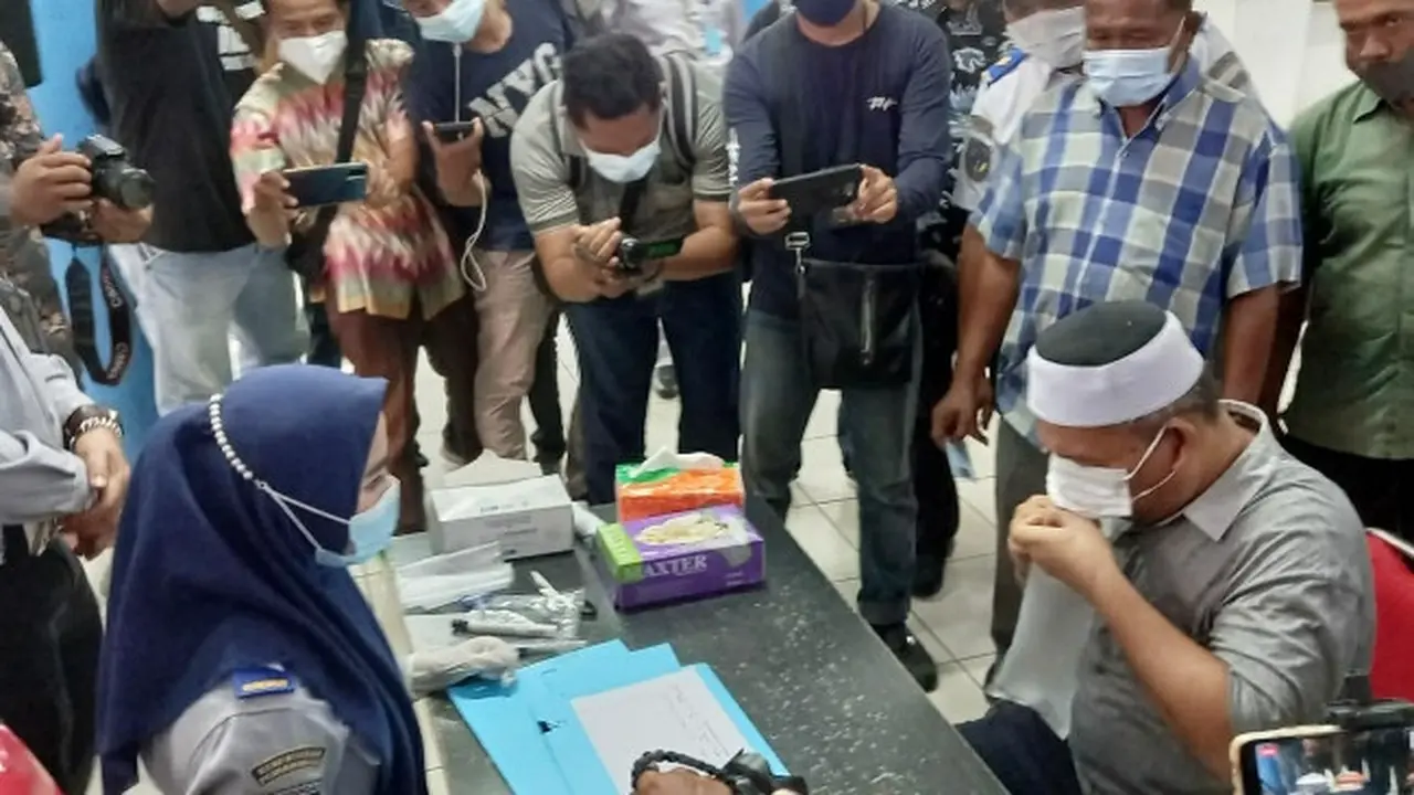 Seorang warga di Pekanbaru lakukan tes GeNose di terminal sebelum berangkat.