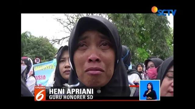 Ratusan guru serta tenaga honorer di Ciamis, Jawa Barat, turun ke jalan. Mereka yang telah berpuluh tahun mengabdi ini menyuarakan satu tuntutan agar diangkat menjadi PNS tanpa syarat.