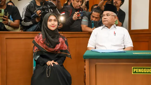 8 Potret Ria Ricis dan Teuku Ryan Hadiri Mediasi Sidang Perceraian, Sempat Cium Tangan