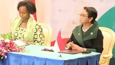 Menteri Luar Negeri RI Retno Marsudi dan Menteri Hubungan Kerjasama Internasional Afrika Selatan Maite Nkoana Mashabane. Menandatangani M-O-U di sejumlah bidang, menurut Retno, kerjasama tersebut dipandang penting karena Indonesia dan Afrika Selatan ...