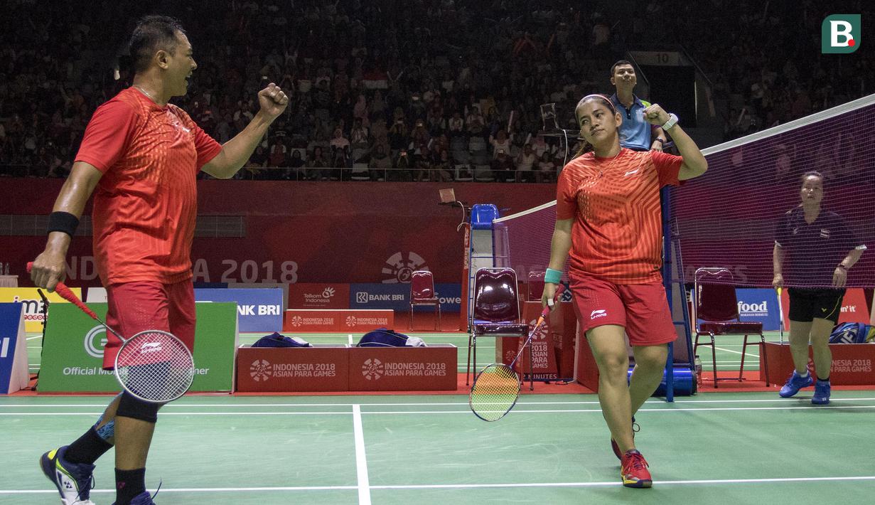 Hary Susanto/Ratri Oktlia Leani gpebulutangkis Indonesia meraih medali emas di nomor tganda campuran SL3-SU5 setelah mengalahkan Thailand pada Asian Para Games 2018 di Istora Senayan, Sabtu (13/10/2018).  (Bola.com/Peksi Cahyo)