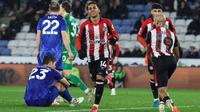 Gelandang asal Portugal #14, Fabio Carvalho (C), dari Brentford merayakan gol keempatnya bagi pengendara dalam pertandingan Liga Primer Inggris antara Leicester City dan Brentford di Stadion King Power di Leicester, Inggris bagian tengah, Sabtu dini hari WIB (22-2-2025). (Darren Staples/AFP)