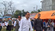 Presiden Jokowi meninjau lokasi banjir lahar dingin di Nagari Bukik Batabuah, Kabupaten Agam, Sumatera Barat, Selasa (21/5/2024). (Liputan6.com/ Lizsa Egeham)