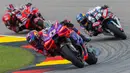 Jorge Martin menjadi yang pertama melintasi garis finis, diikuti Miguel Oliveira, dan Francesco Bagnaia. (Radek Mica/AFP)