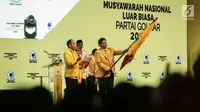 Ketum Golkar Airlangga Hartarto mengibarkan panji Partai Golkar dalam penutupan Munaslub Partai Golkar di Jakarta, Rabu (20/12). Munaslub Golkar tadi pagi mengukuhkan Airlangga sebagai ketum menggantikan Setya Novanto. (Liputan6.com/Faizal Fanani)