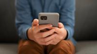 Ilustrasi main HP. (Image by Freepik)