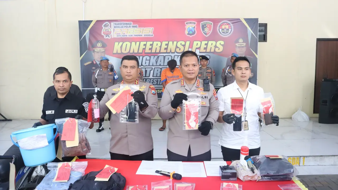 Pelaku pembunuhan penjual nasi bebek diamankan di Mapolresta Sidoarjo. (Dian Kurniawan/Liputan6.com)