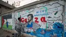 Seorang seniman Palestina melukis mural yang menggambarkan pencegatan kapal-kapal yang berpartisipasi dalam Armada Sumud Global, sebuah misi bantuan kemanusiaan yang dipimpin sipil ke Gaza melalui laut, di Nuseirat, Jalur Gaza Tengah pada 19 Mei 2026. (Eyad Baba/AFP)