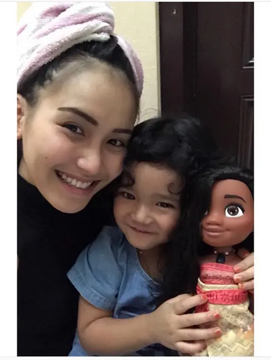 "Bilqis udh semakin besar, pinter, sayang sm bunda, ngg tau kenapa bikin bunda cengeng nak....maaf iqis, bilqis sekarang selalu khawatir sm bunda....bilqis selalu nanya, "bunda seneng?" "bunda jangan sedih"," tulis Ayu Ting Ting. (Instagram/ayutingting92)