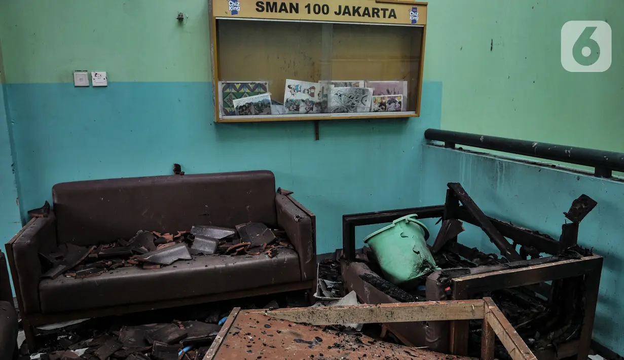 Kondisi salah satu ruangan usai kebakaran melanda SMA Negeri 100 Jakarta, Rabu (1/7/2020). Beruntung tidak ada korban jiwa dalam kebakaran ini, namun sedikitnya tujuh ruangan beserta isinya ludes dilalap si jago merah. (merdeka.com/Iqbal S Nugroho)