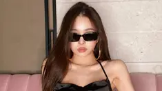 Nama Song Jia mendadak jadi sorotan usai muncul di reality show "Single's Inferno". Ia menjadi salah satu kontestan yang memiliki aura kuat dan kepribadian yang unik. (Liputan6.com/IG/@dear.zia)