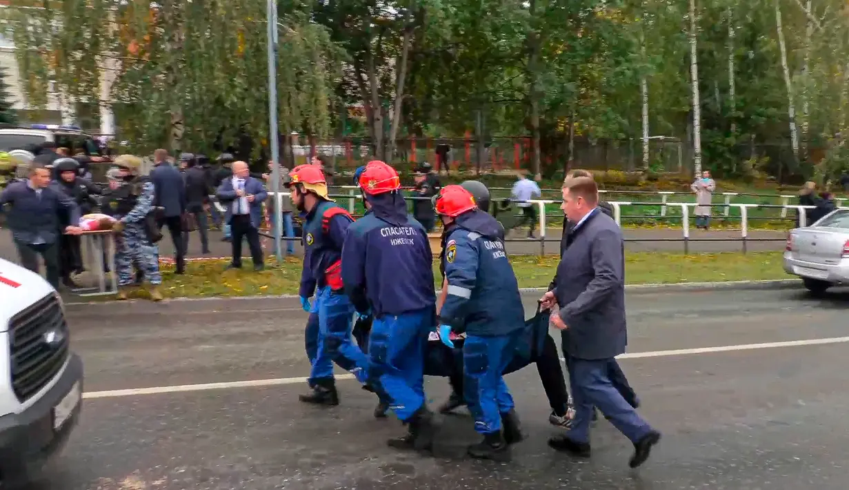 <p>Dalam gambar yang diambil dari video ini, karyawan darurat membawa yang terluka dari lokasi penembakan di Sekolah No. 88, Izhevsk, Rusia, Senin (26/9/2022). Aksi pria bersenjata tersebut dilakukan di sebuah kota sekitar 960 kilometer (596 mil) timur Moskow di wilayah Udmurtia. (Izhlife.ru via AP)</p>