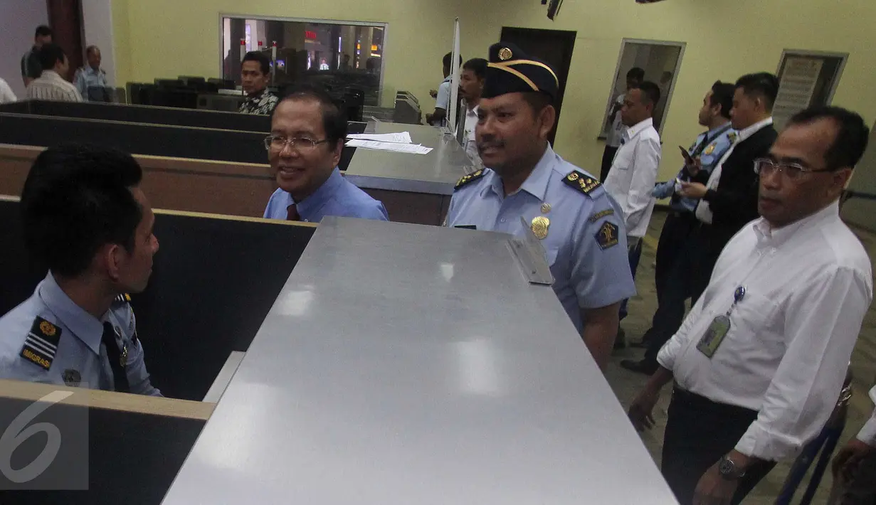 Menko Kemaritiman Rizal Ramli berbincang dengan petugas ketika sidak ke Bandara Soekarno Hatta, Tangerang, Banten, Senin (25/4). Menko Rizal mendapati beberapa WNA masih belum mengetahui adanya kebijakan bebas visa kunjungan. (Liputan6.com/Helmi Afandi)