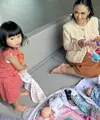 Saat bertemu dengan cucunya, Ameena dan Azura Krisdayanti tampil rapi dengan outfit yang dikenakan. Ia memilih tampil semi formal. [@krisdayantilemos]
